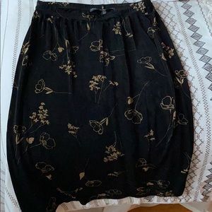 Josephine Chaus Black Flower Mid Skirt. Size Small